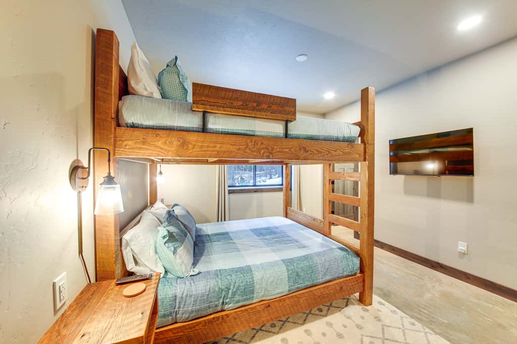 Luxury Ski Home w/ Hot Tub on Schweitzer Mountain