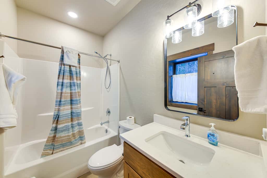 Luxury Ski Home w/ Hot Tub on Schweitzer Mountain