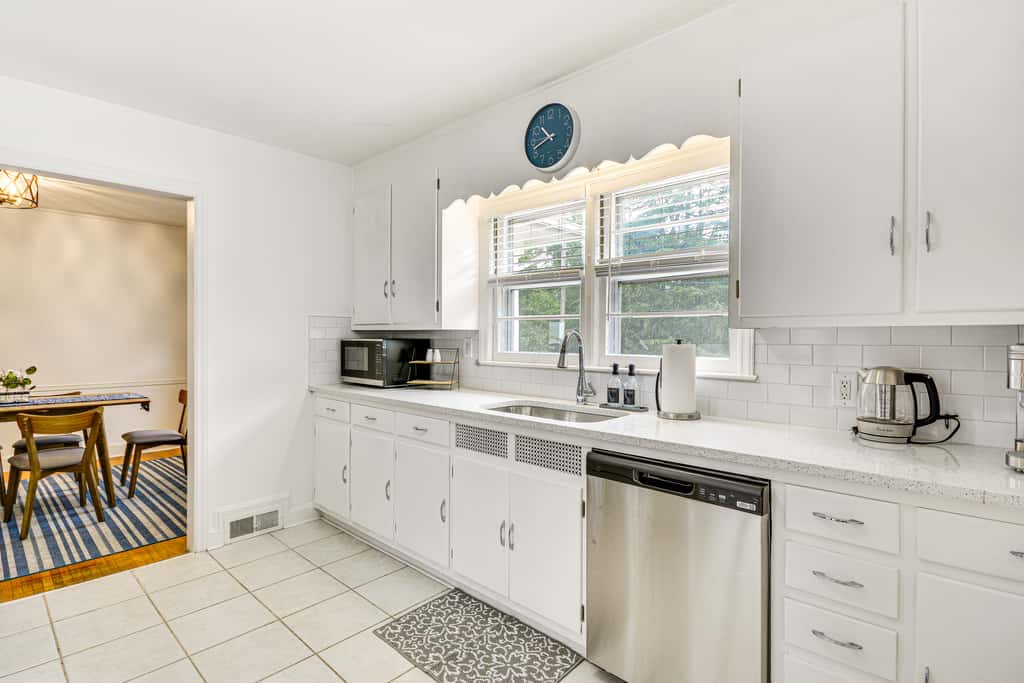 'Dogwood Cottage' w/ Fireplace: 1 Mi to University