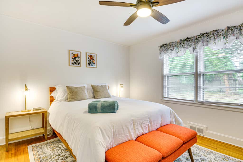 'Dogwood Cottage' w/ Fireplace: 1 Mi to University