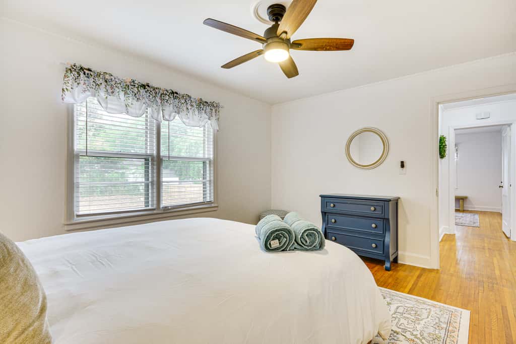 'Dogwood Cottage' w/ Fireplace: 1 Mi to University