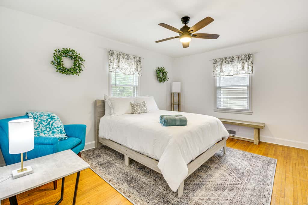 'Dogwood Cottage' w/ Fireplace: 1 Mi to University