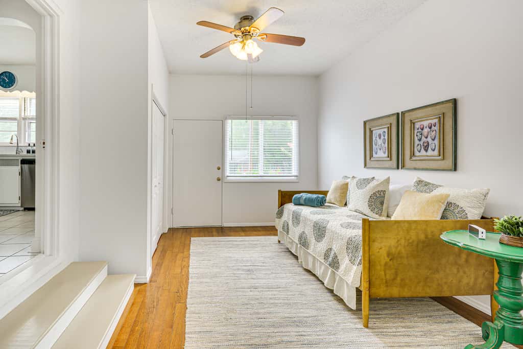 'Dogwood Cottage' w/ Fireplace: 1 Mi to University