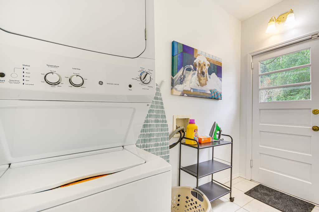 'Dogwood Cottage' w/ Fireplace: 1 Mi to University