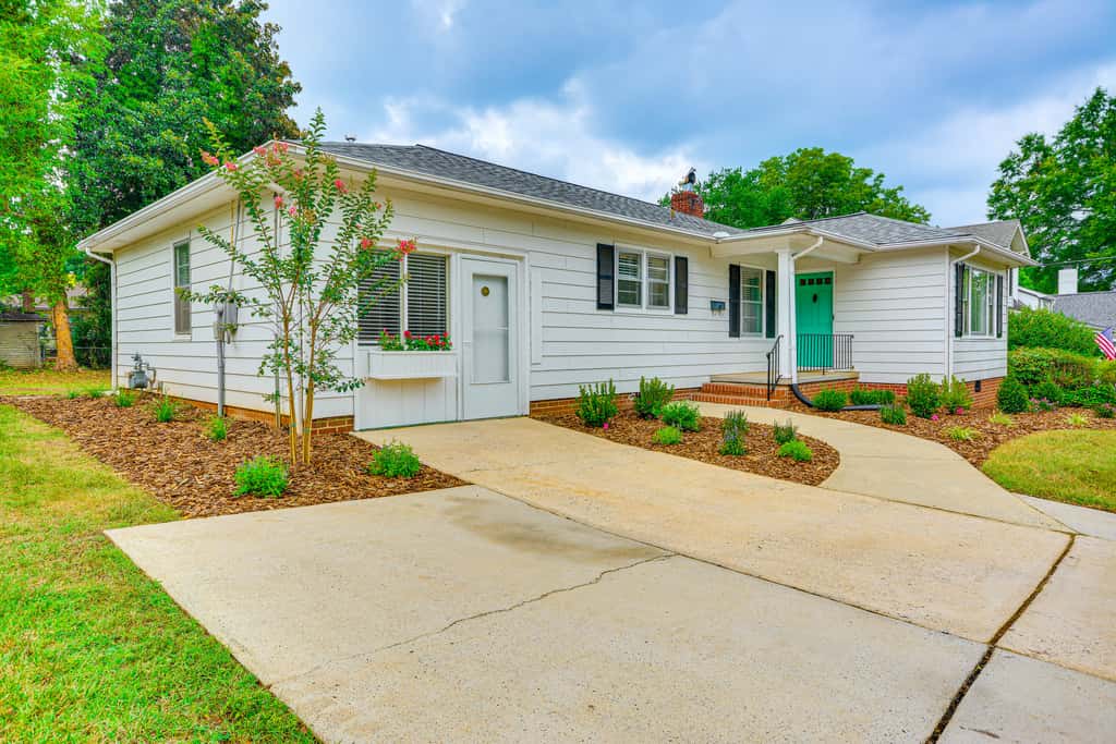 'Dogwood Cottage' w/ Fireplace: 1 Mi to University