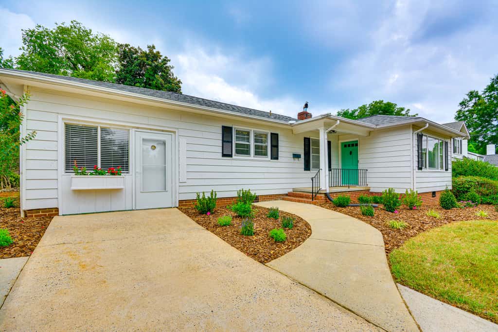 'Dogwood Cottage' w/ Fireplace: 1 Mi to University