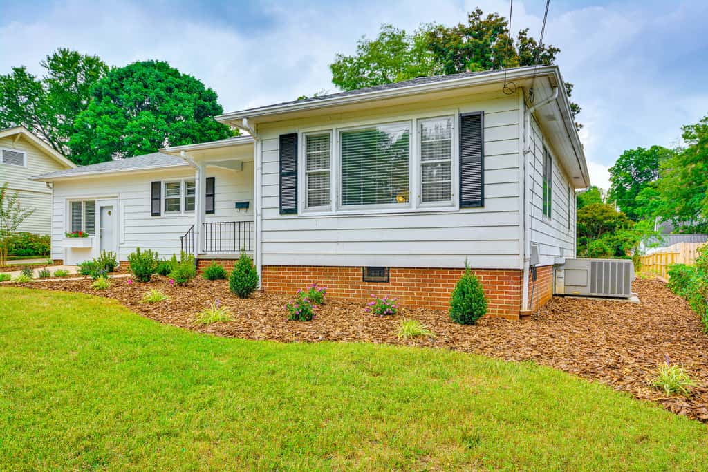 'Dogwood Cottage' w/ Fireplace: 1 Mi to University