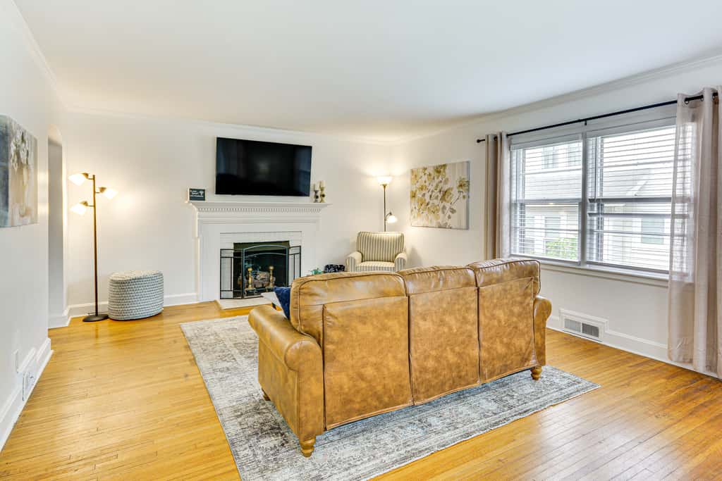 'Dogwood Cottage' w/ Fireplace: 1 Mi to University