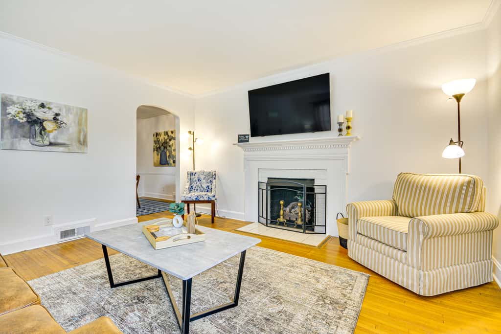 'Dogwood Cottage' w/ Fireplace: 1 Mi to University