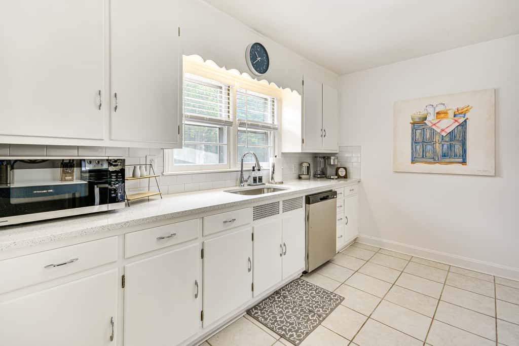 'Dogwood Cottage' w/ Fireplace: 1 Mi to University