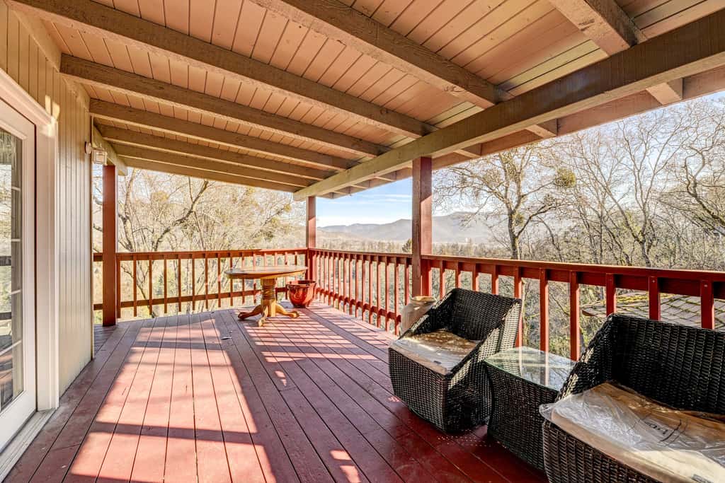 Pet-Friendly Grants Pass Home w/ Hot Tub!