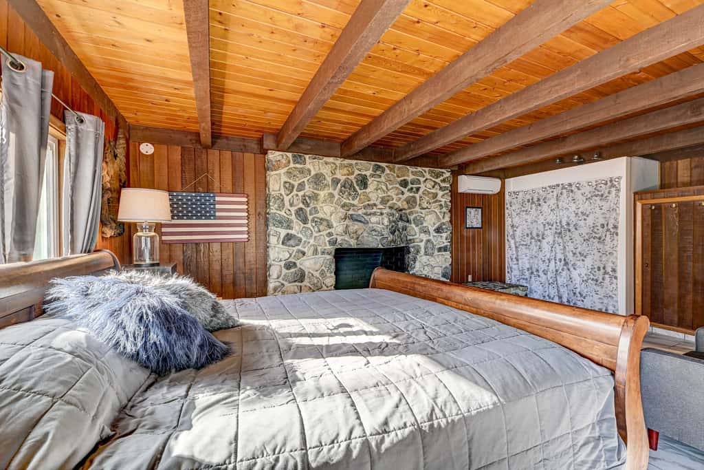 Pet-Friendly Grants Pass Home w/ Hot Tub!