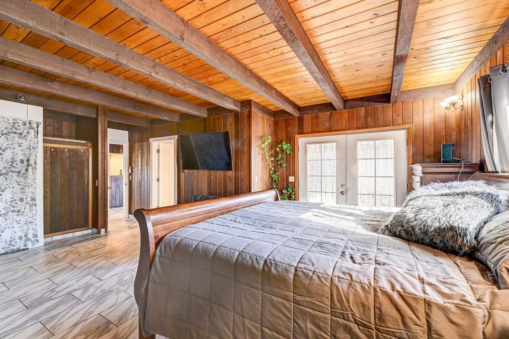 Pet-Friendly Grants Pass Home w/ Hot Tub!