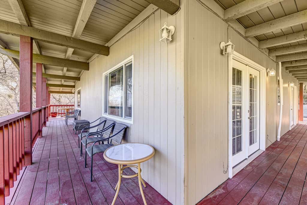 Pet-Friendly Grants Pass Home w/ Hot Tub!
