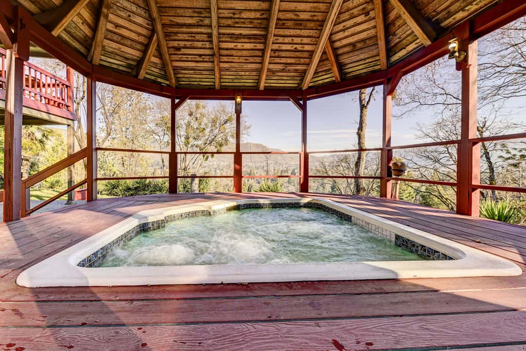 Pet-Friendly Grants Pass Home w/ Hot Tub!