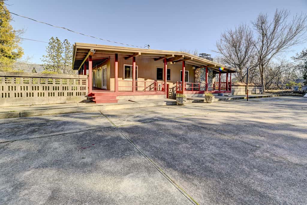Pet-Friendly Grants Pass Home w/ Hot Tub!