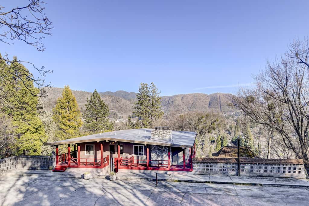 Pet-Friendly Grants Pass Home w/ Hot Tub!