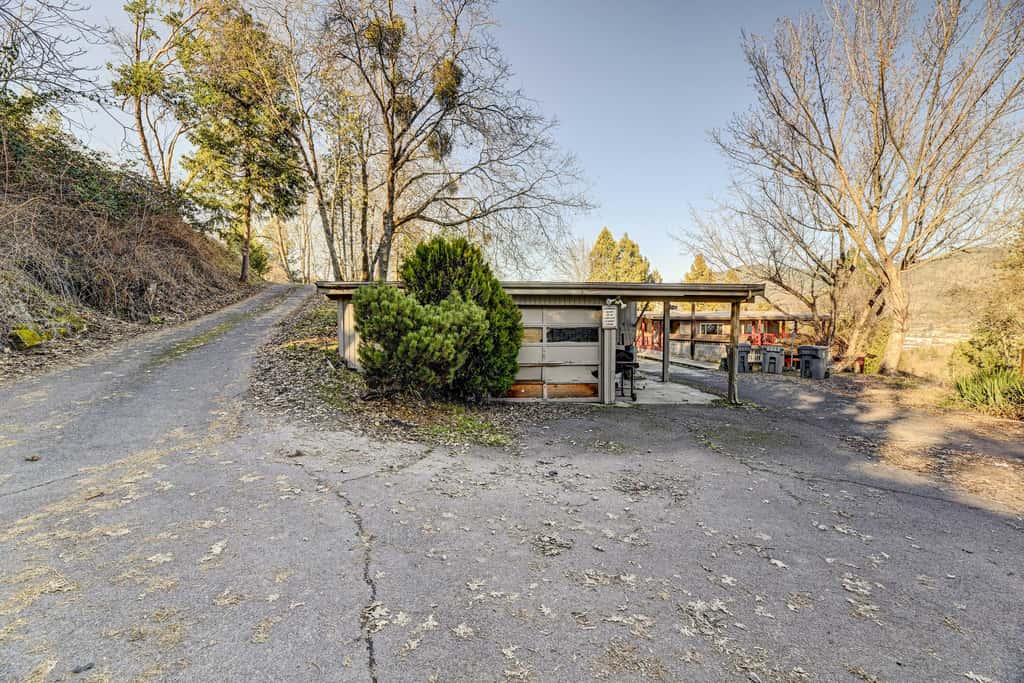 Pet-Friendly Grants Pass Home w/ Hot Tub!