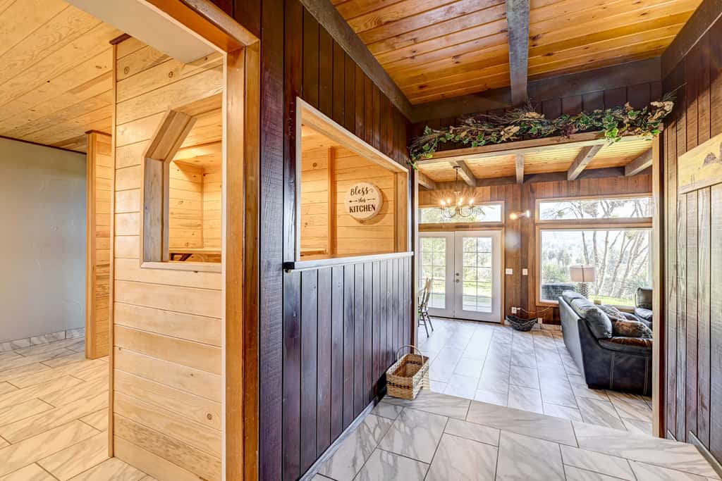 Pet-Friendly Grants Pass Home w/ Hot Tub!