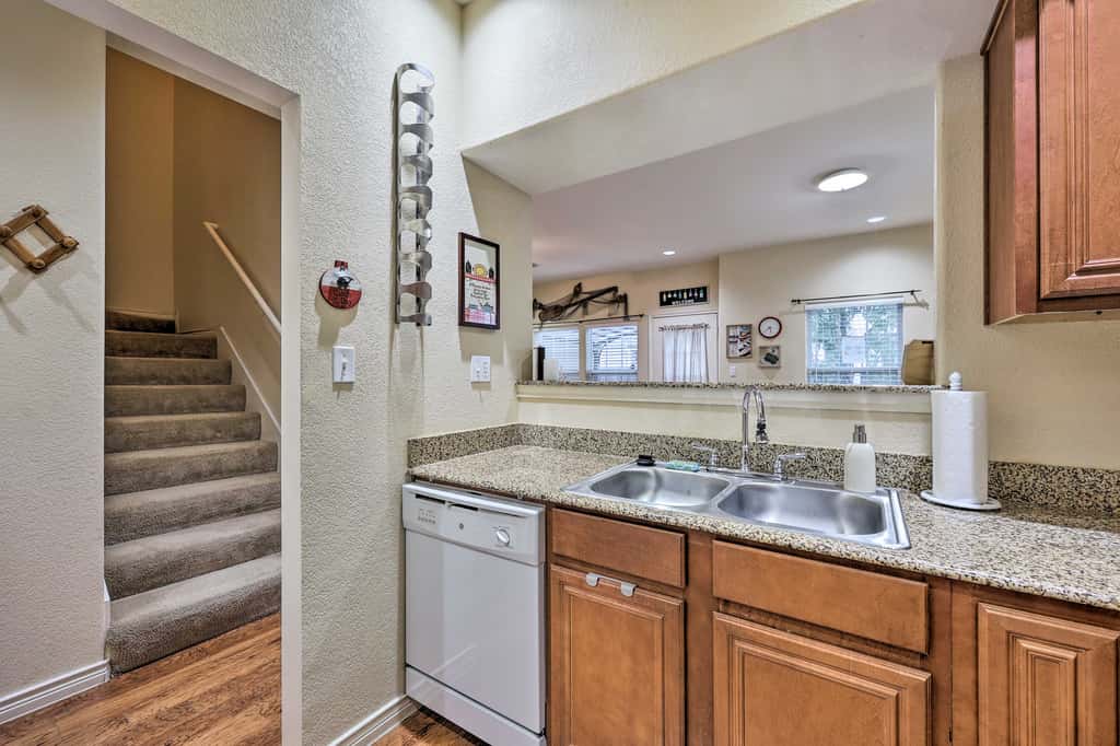 Walk to Lake: Townhome w/ Hot Tub in Afton!