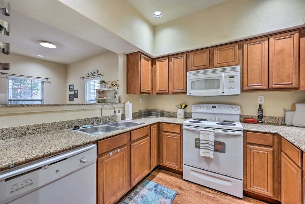 Walk to Lake: Townhome w/ Hot Tub in Afton!
