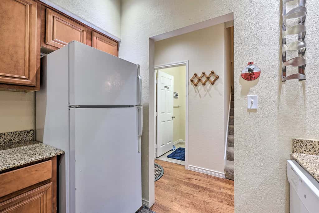 Walk to Lake: Townhome w/ Hot Tub in Afton!