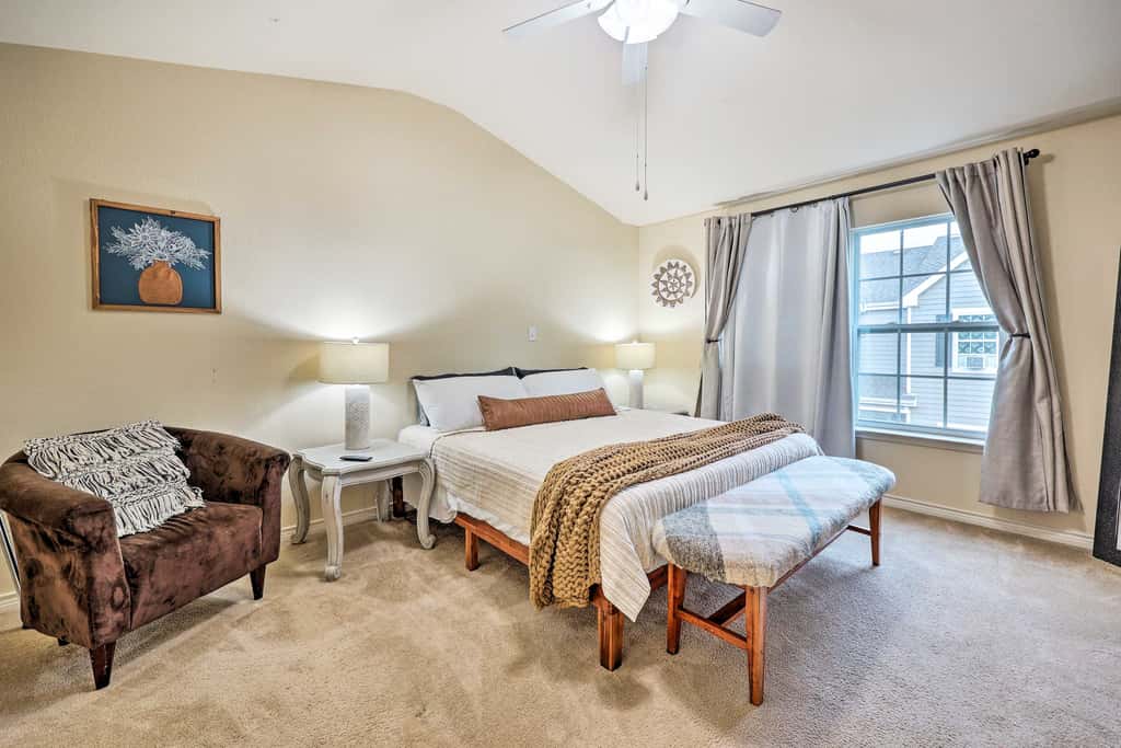Walk to Lake: Townhome w/ Hot Tub in Afton!
