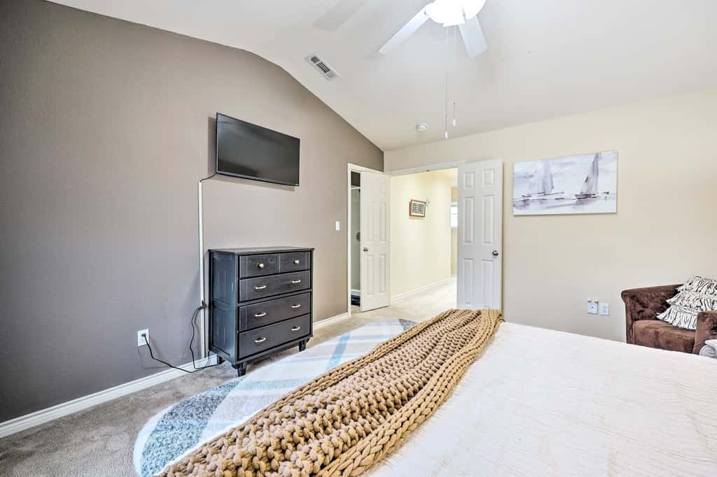 Walk to Lake: Townhome w/ Hot Tub in Afton!