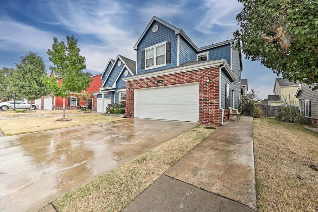 Walk to Lake: Townhome w/ Hot Tub in Afton!