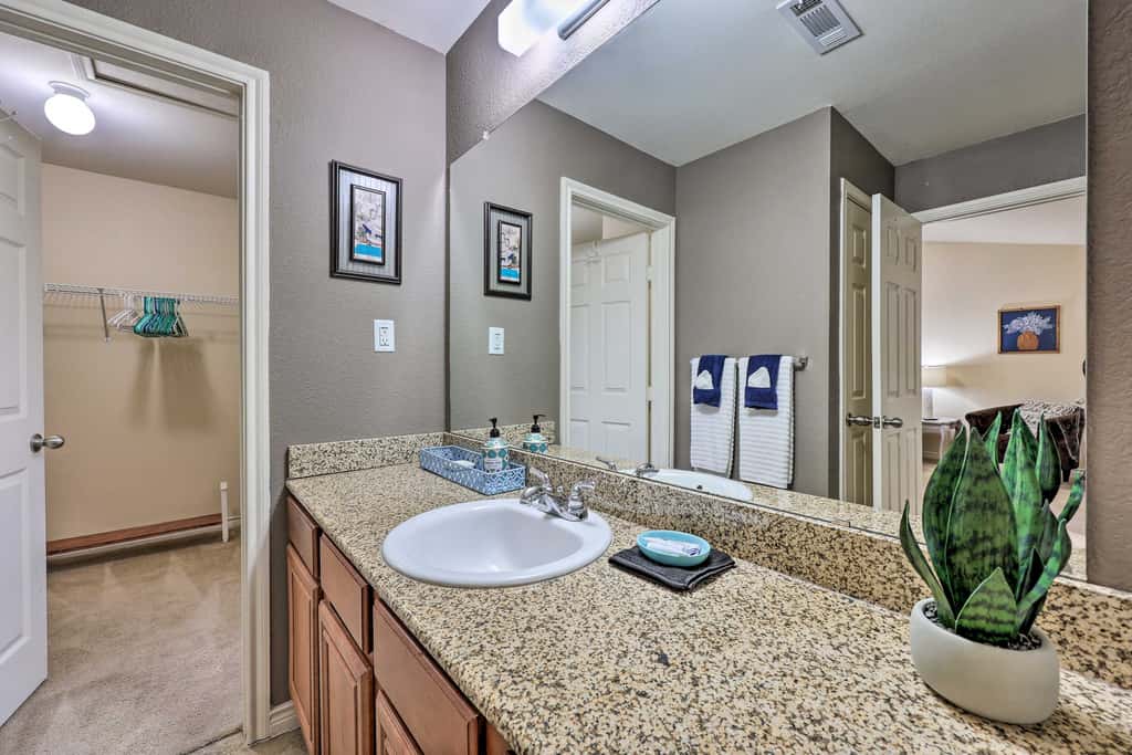 Walk to Lake: Townhome w/ Hot Tub in Afton!