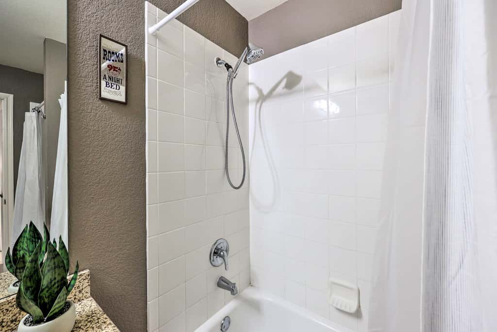 Walk to Lake: Townhome w/ Hot Tub in Afton!