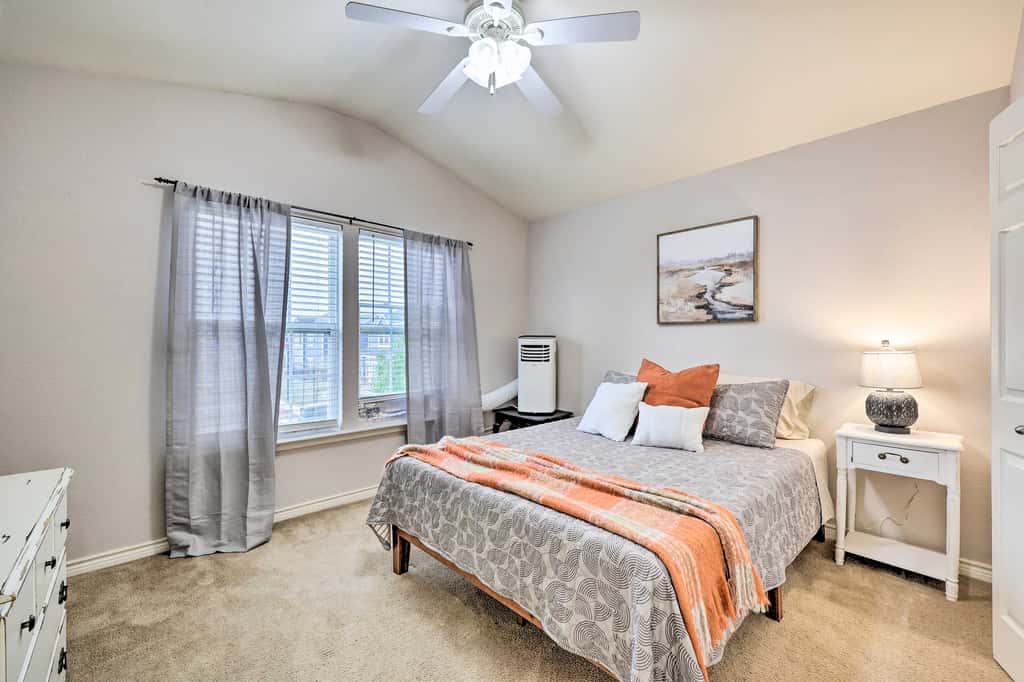 Walk to Lake: Townhome w/ Hot Tub in Afton!