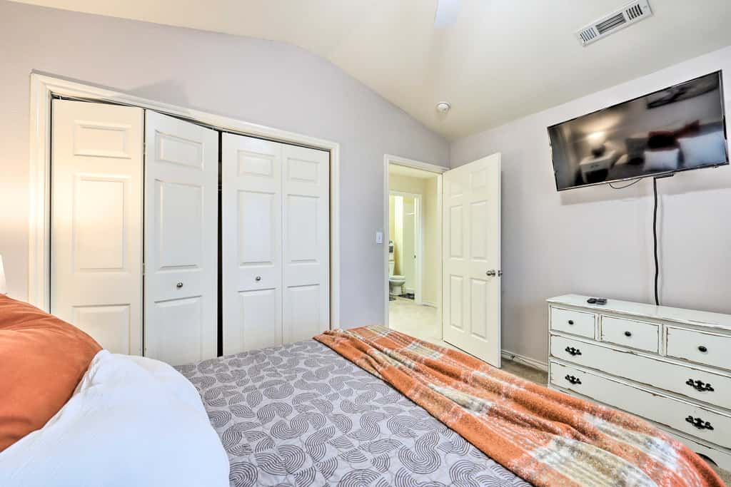 Walk to Lake: Townhome w/ Hot Tub in Afton!