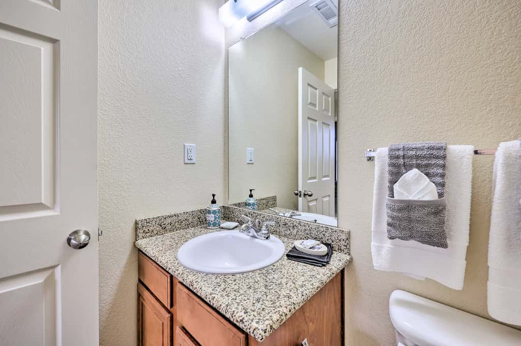 Walk to Lake: Townhome w/ Hot Tub in Afton!
