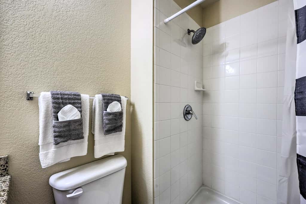 Walk to Lake: Townhome w/ Hot Tub in Afton!