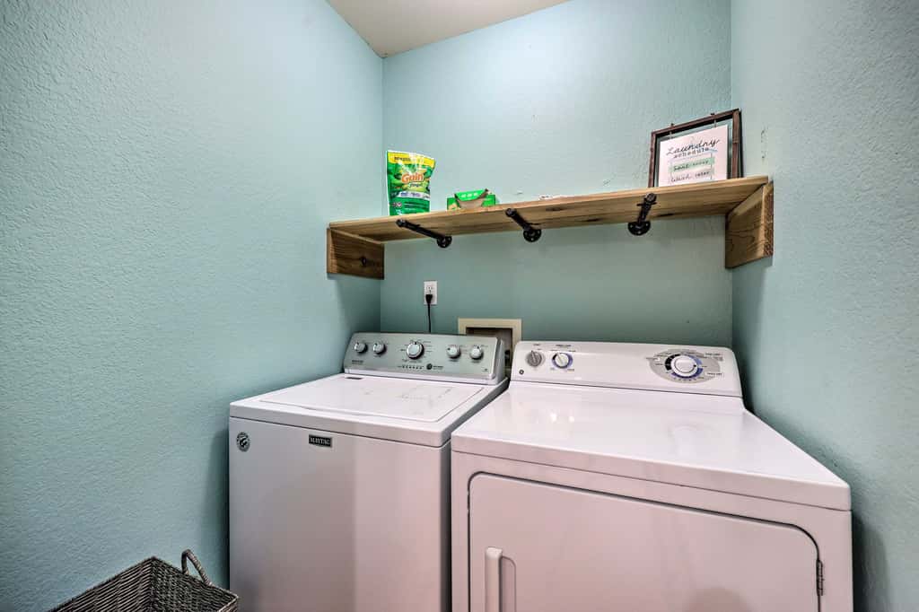 Walk to Lake: Townhome w/ Hot Tub in Afton!