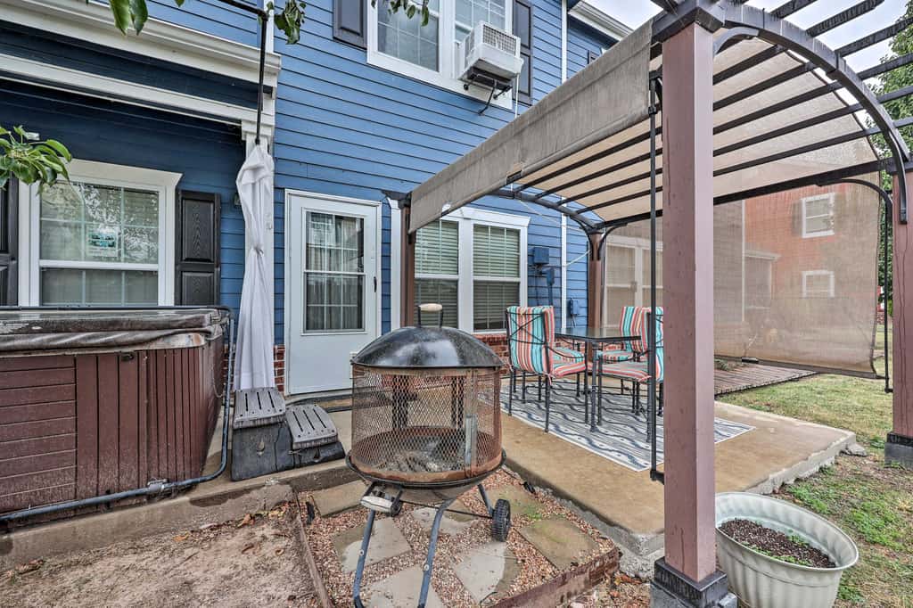 Walk to Lake: Townhome w/ Hot Tub in Afton!