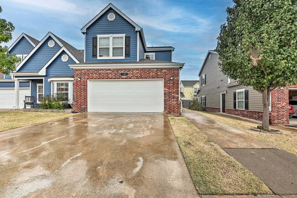 Walk to Lake: Townhome w/ Hot Tub in Afton!