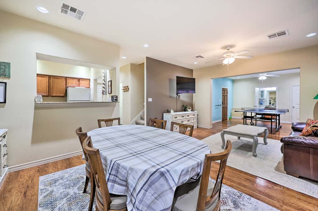 Walk to Lake: Townhome w/ Hot Tub in Afton!