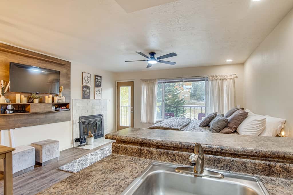 Brian Head Studio Condo w/ Balcony + Mountain View