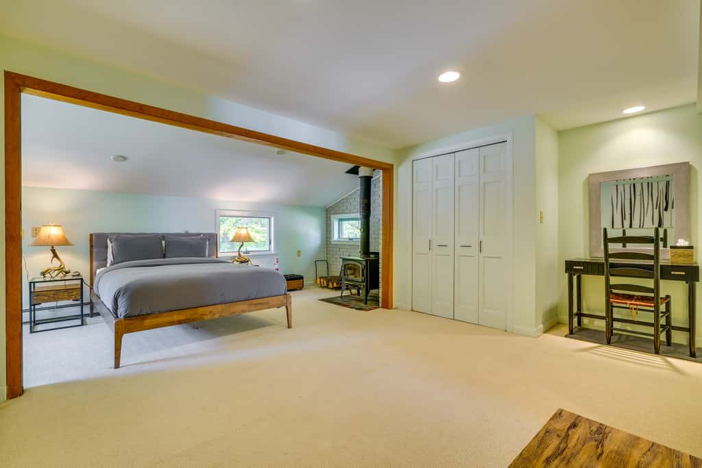 Luxe 5,000 Sq Ft Retreat: 5 Mi to Stratton Resort