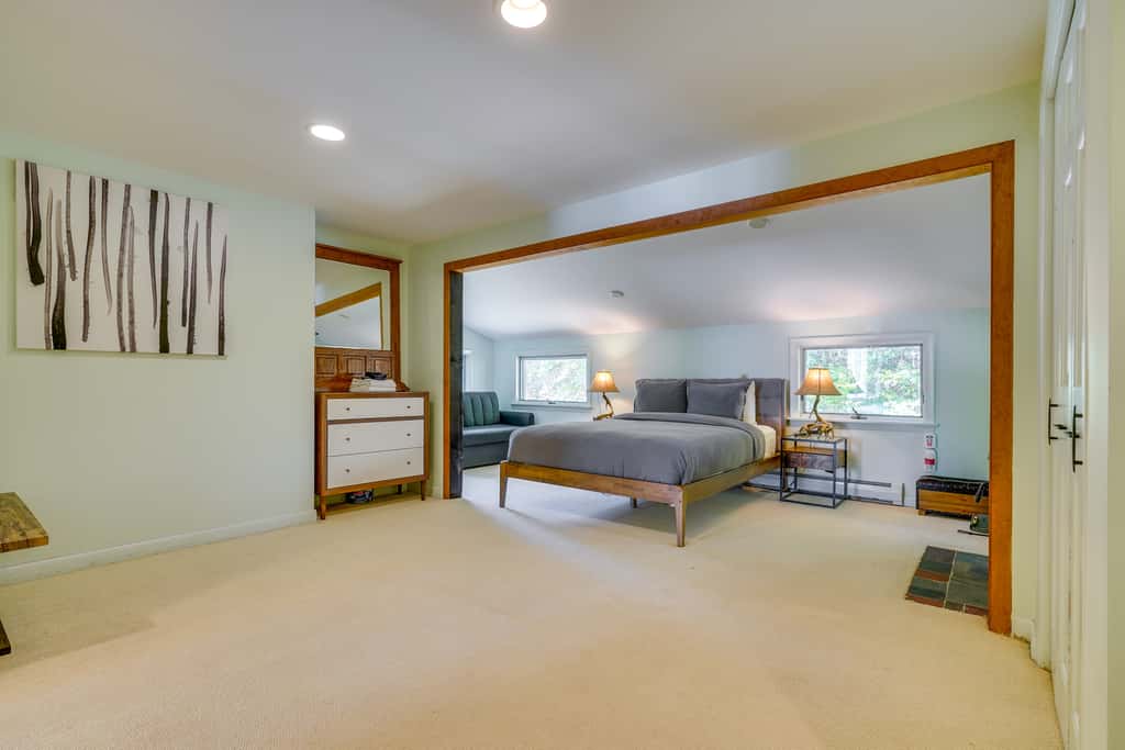 Luxe 5,000 Sq Ft Retreat: 5 Mi to Stratton Resort