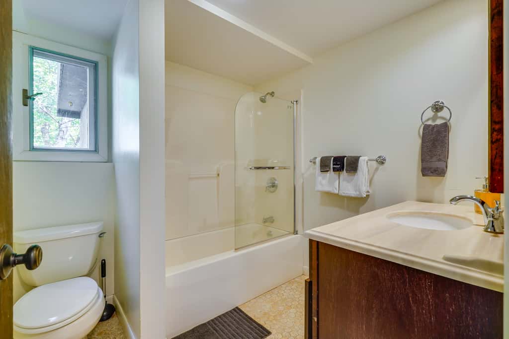 Luxe 5,000 Sq Ft Retreat: 5 Mi to Stratton Resort