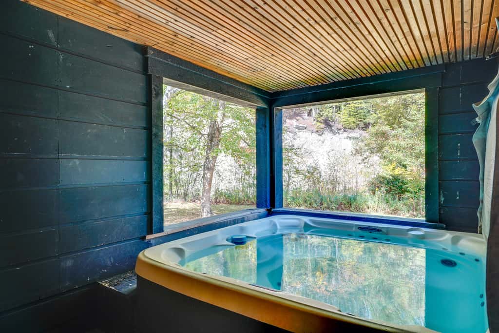 Luxe 5,000 Sq Ft Retreat: 5 Mi to Stratton Resort