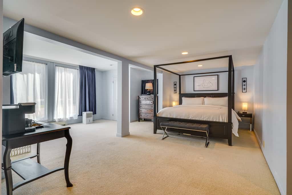Luxe 5,000 Sq Ft Retreat: 5 Mi to Stratton Resort