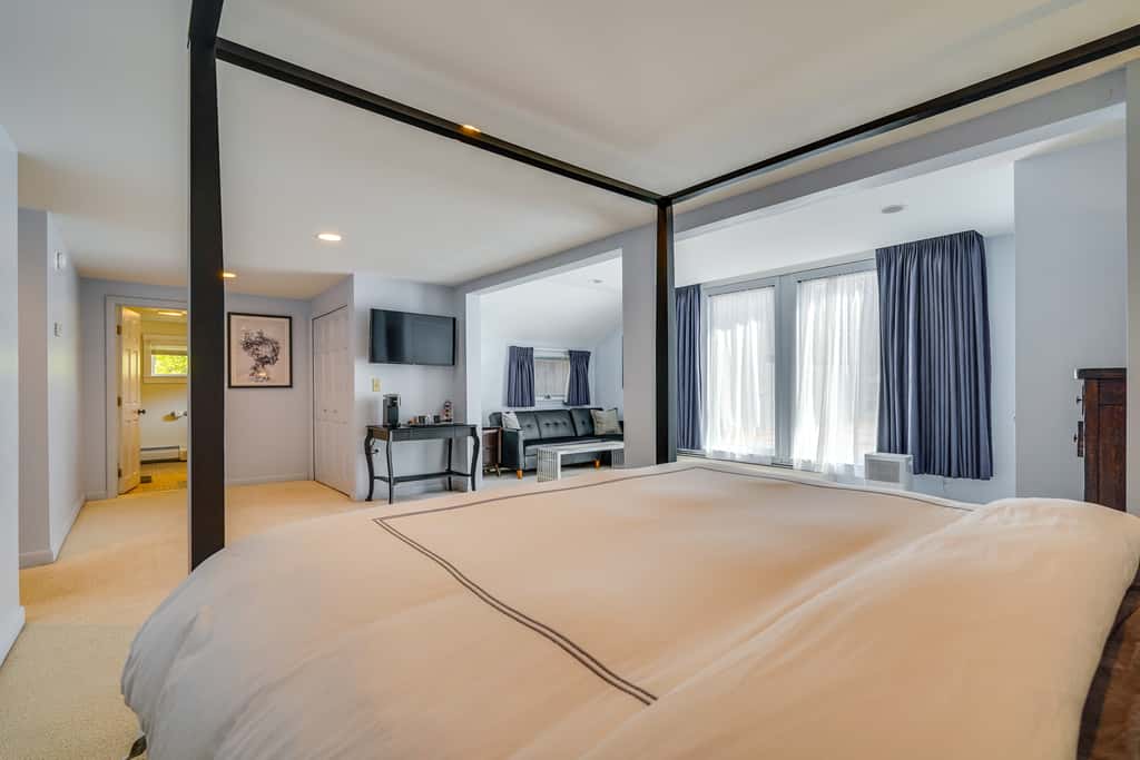 Luxe 5,000 Sq Ft Retreat: 5 Mi to Stratton Resort