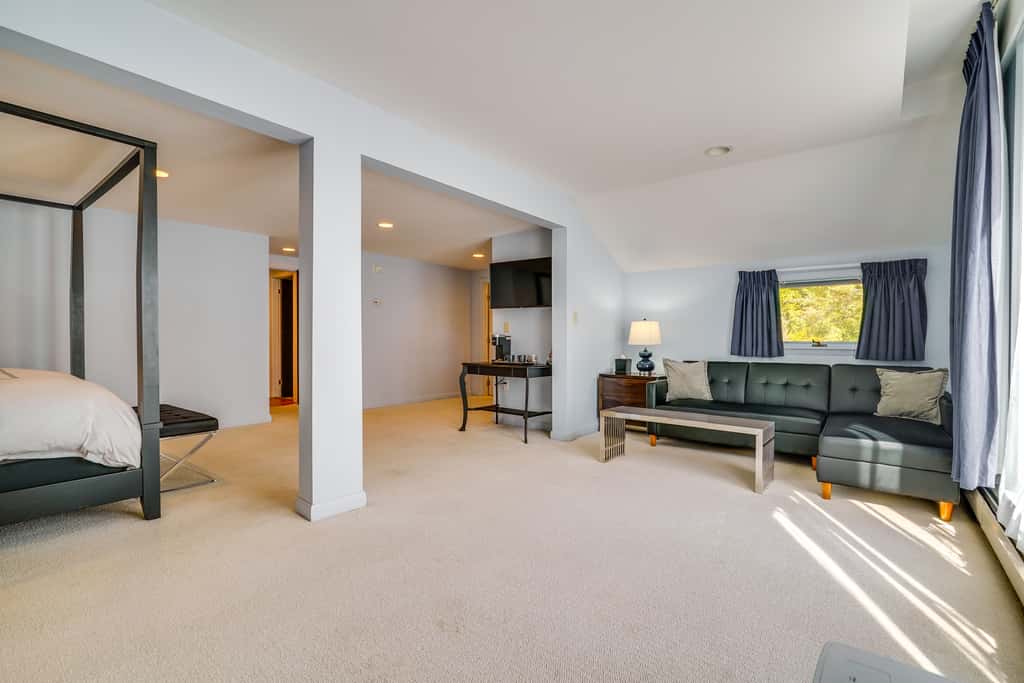 Luxe 5,000 Sq Ft Retreat: 5 Mi to Stratton Resort