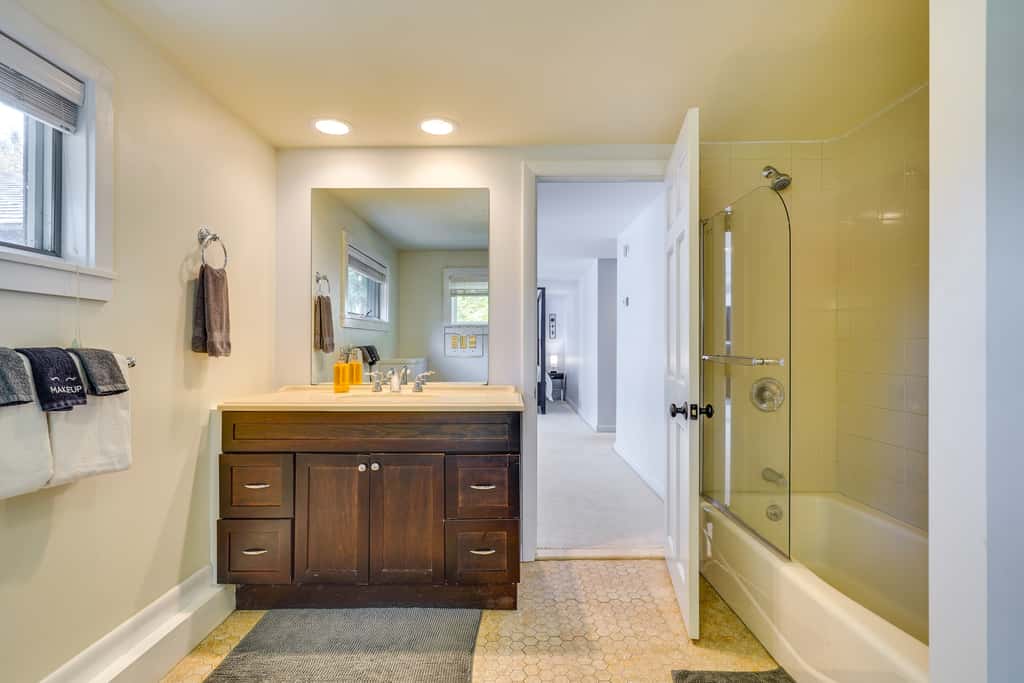 Luxe 5,000 Sq Ft Retreat: 5 Mi to Stratton Resort