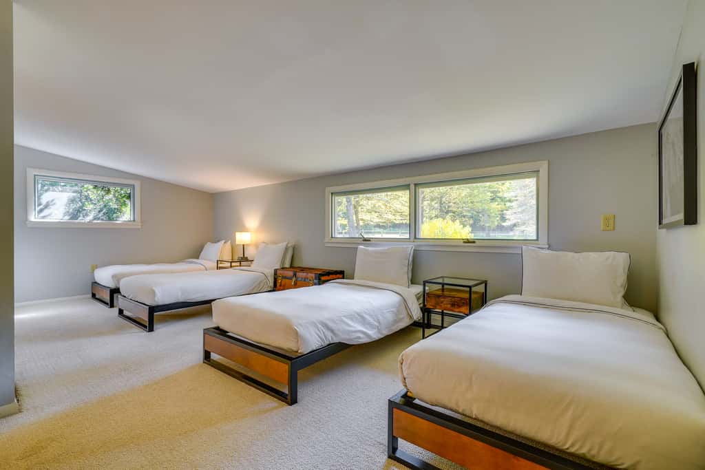 Luxe 5,000 Sq Ft Retreat: 5 Mi to Stratton Resort