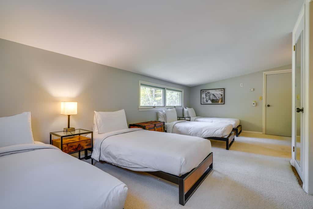 Luxe 5,000 Sq Ft Retreat: 5 Mi to Stratton Resort